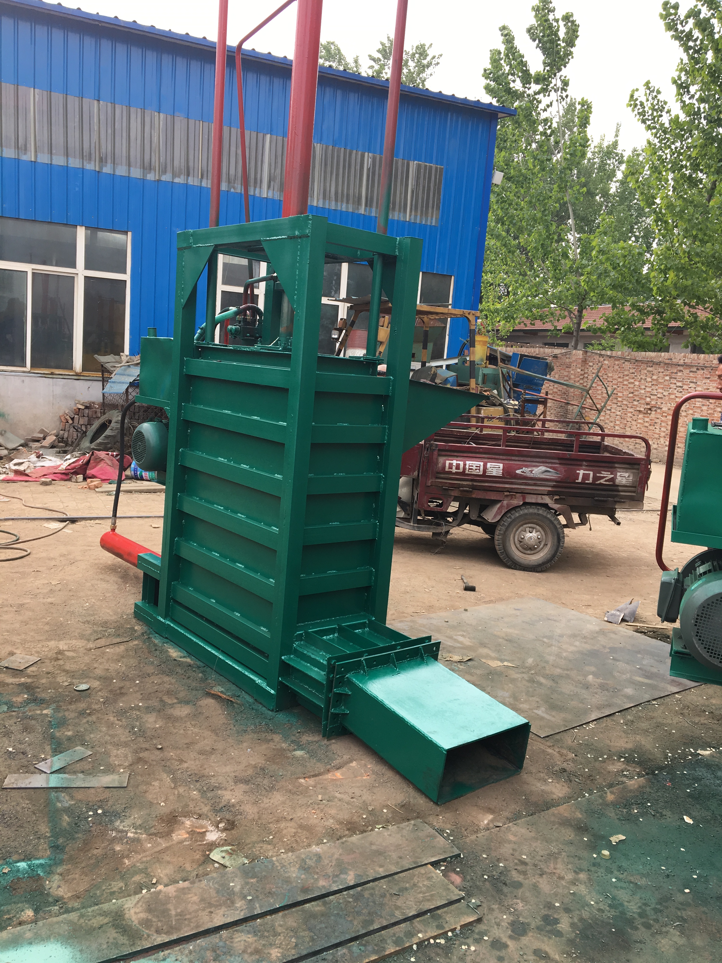 馬鞍山供應(yīng)立式青貯壓塊機(jī)  廠家直銷干草壓塊機(jī)