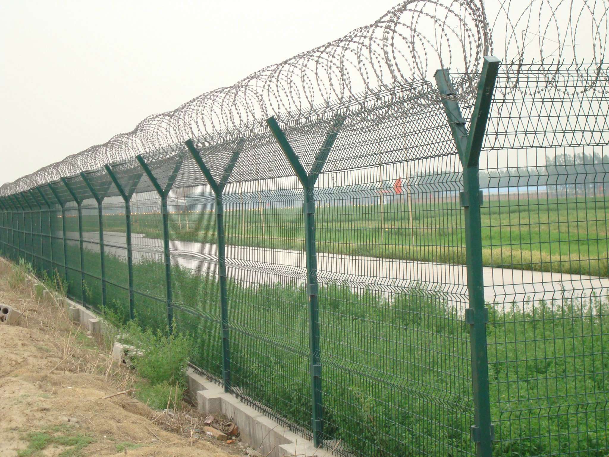 巨人浸塑飛機(jī)場(chǎng)護(hù)欄網(wǎng) 高安全防護(hù)網(wǎng) Y型柱護(hù)欄網(wǎng) 尺寸可定做