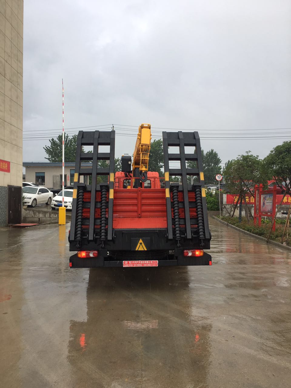 解放單橋車帶4噸吊機生產(chǎn)廠家大減價欲購從速 隨車吊 隨車吊4噸