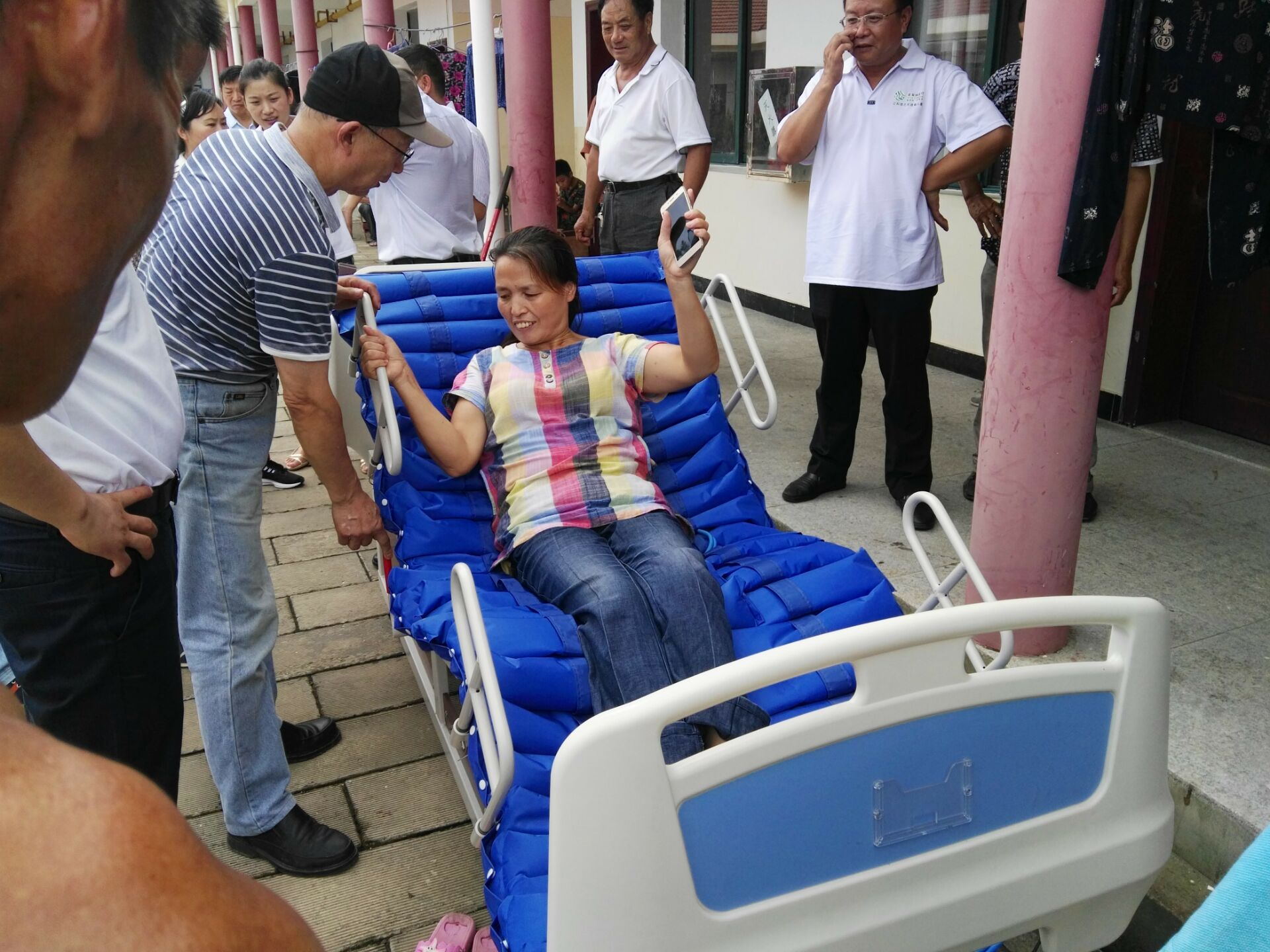 儀然科技送溫暖慰問敬老院 托老床