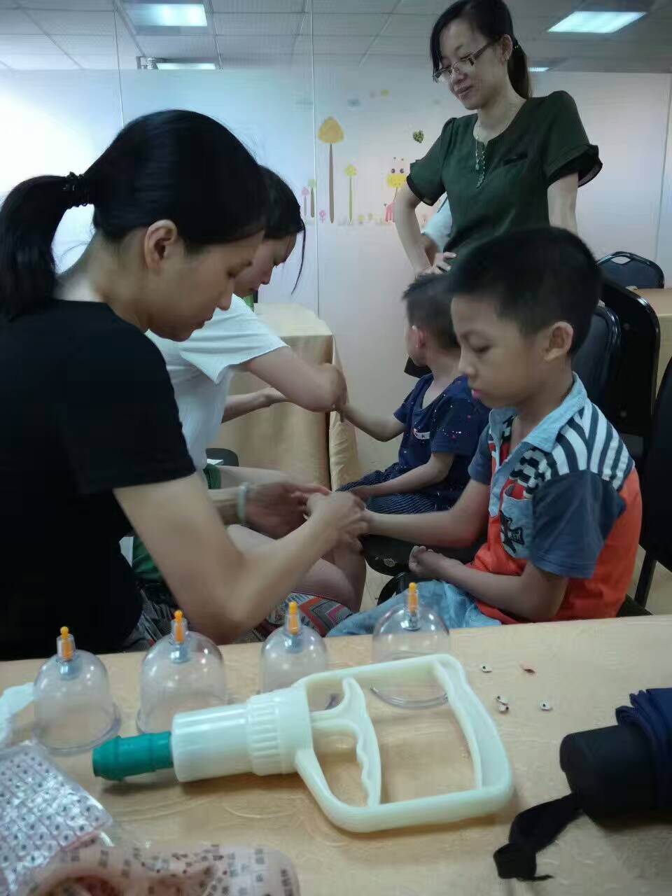 寶寶發(fā)燒不吃藥也能治？小兒推拿退燒手法！ 小兒推拿培訓(xùn)