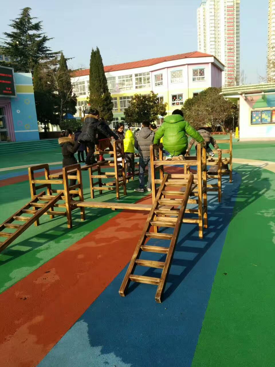 炭燒積木 攀爬網(wǎng)攀爬架 懸浮地板 山東藝貝專業(yè)幼兒園戶外實木玩具廠家