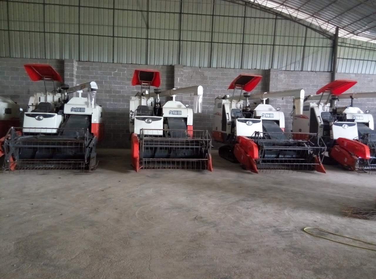 長(zhǎng)期出售久保田二手水稻收割機(jī)