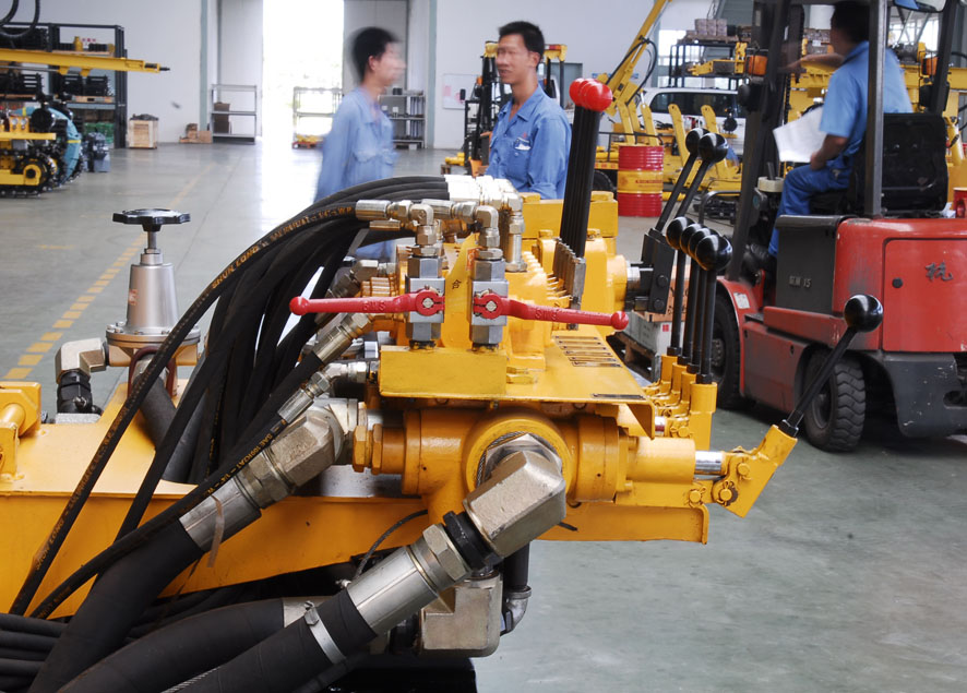 熱銷  HC726履帶式露天潛孔鉆車 *履帶式潛孔鉆車