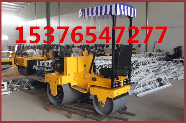 小型駕駛式振動(dòng)壓路機(jī)