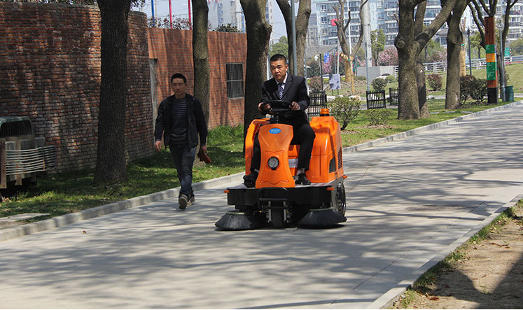 常州小區(qū)物業(yè)清掃樹(shù)葉灰塵用駕駛式掃地機(jī) 拓威克駕駛式掃地機(jī) 拓威克智能駕駛式掃地機(jī)