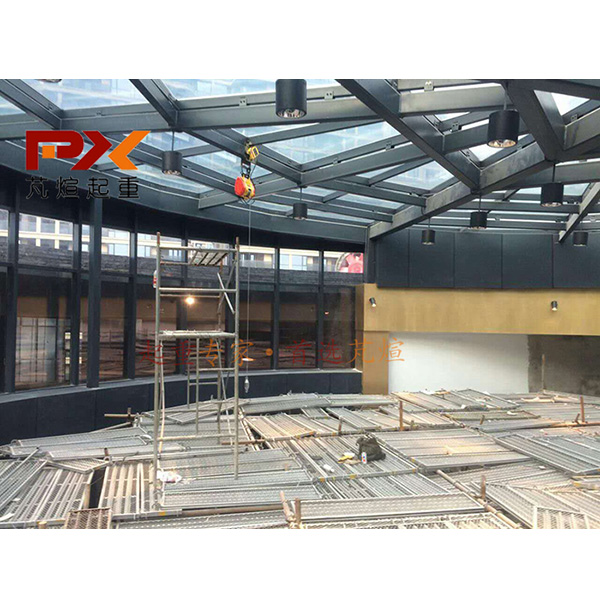 上海中庭吊掛電動(dòng)葫蘆 商場(chǎng)專.用220V單項(xiàng)鋼絲繩提升機(jī)廠家