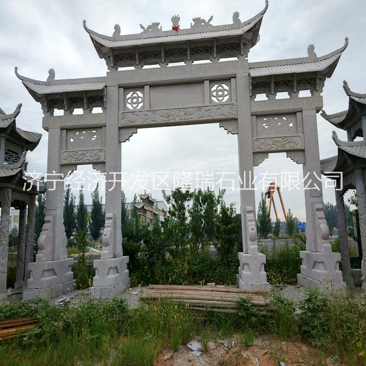 牌坊村口 傳統(tǒng)石雕牌坊 花崗巖芝麻白石牌樓 景區(qū)建筑牌坊 大型石雕牌樓 景區(qū)寺廟山門(mén)牌坊擺件