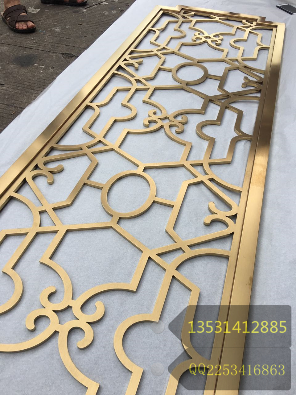 鈦金不銹鋼鏤空屏風(fēng)隔斷廠家實拍圖    鈦金不銹鋼鏤空屏風(fēng)隔斷
