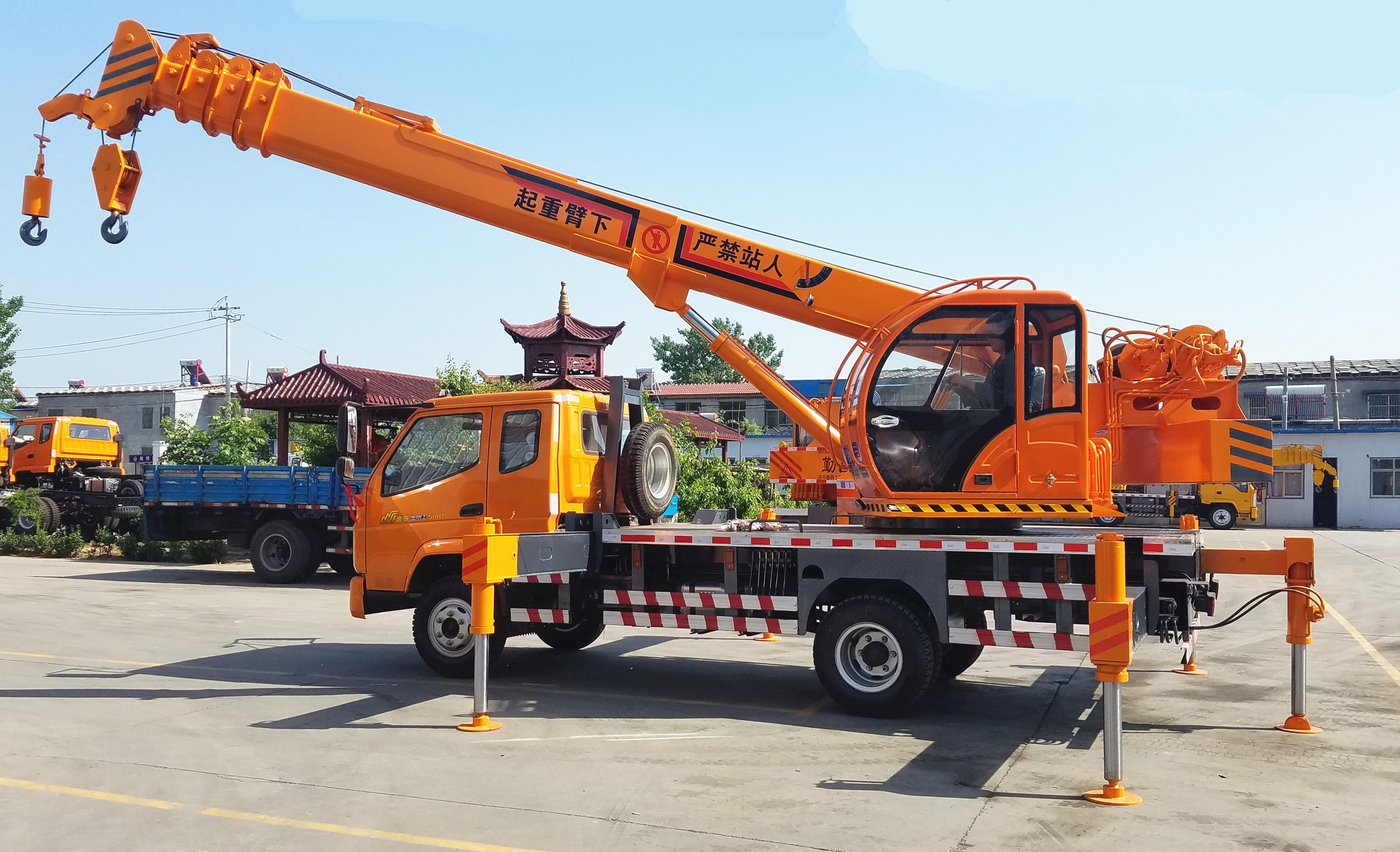 山東龍祥吊車新款國五12噸汽車吊車12噸吊車廠家直銷