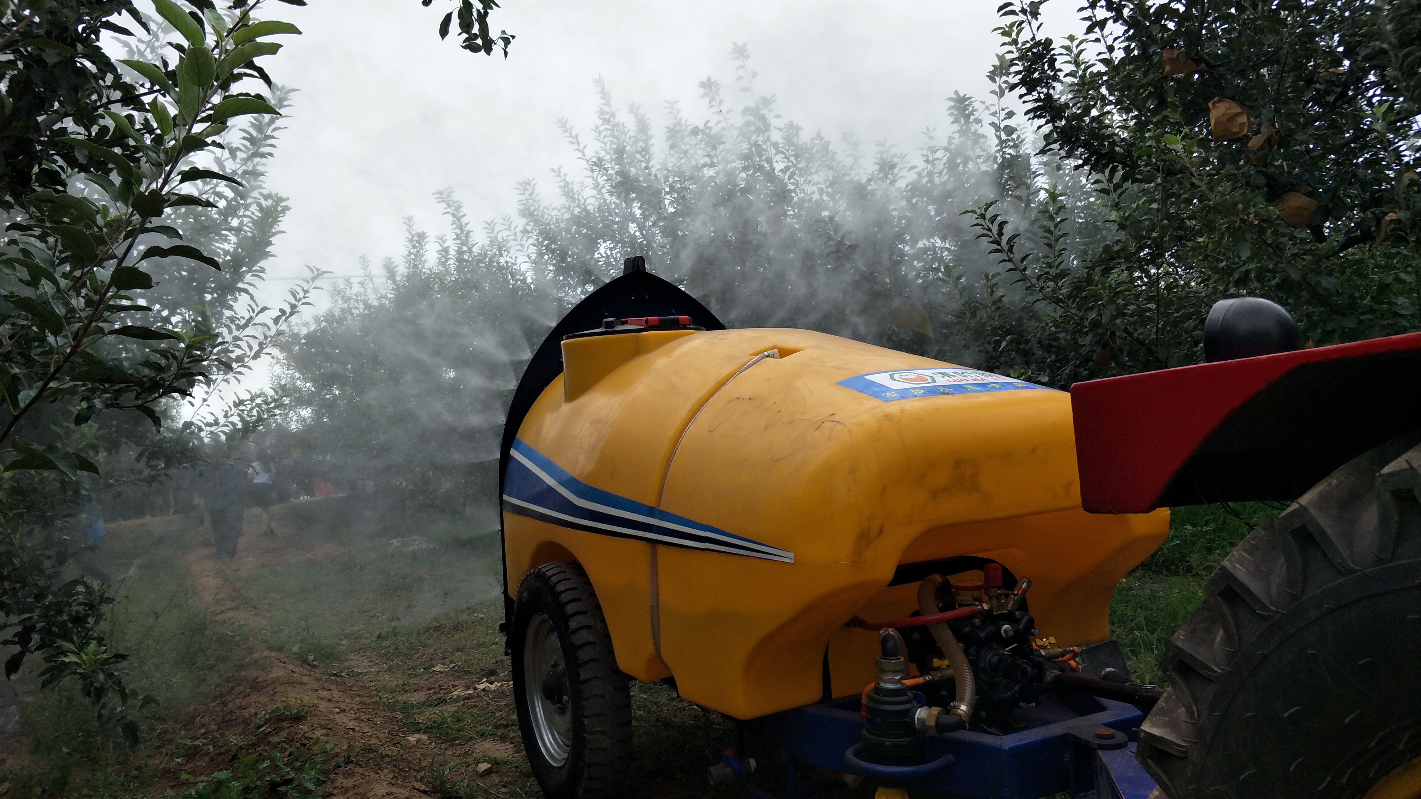 牽引式風(fēng)送果園噴霧機(jī)