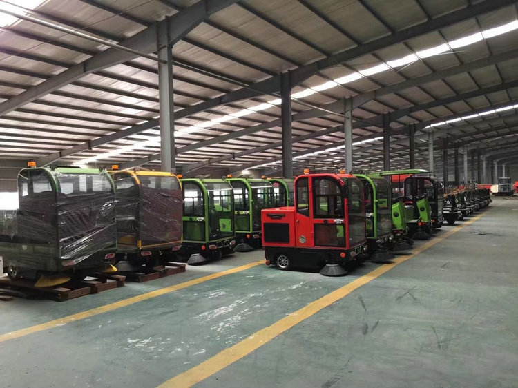 柳寶三輪電瓶式滾刷掃地車   駕駛式掃吸結(jié)合掃地車