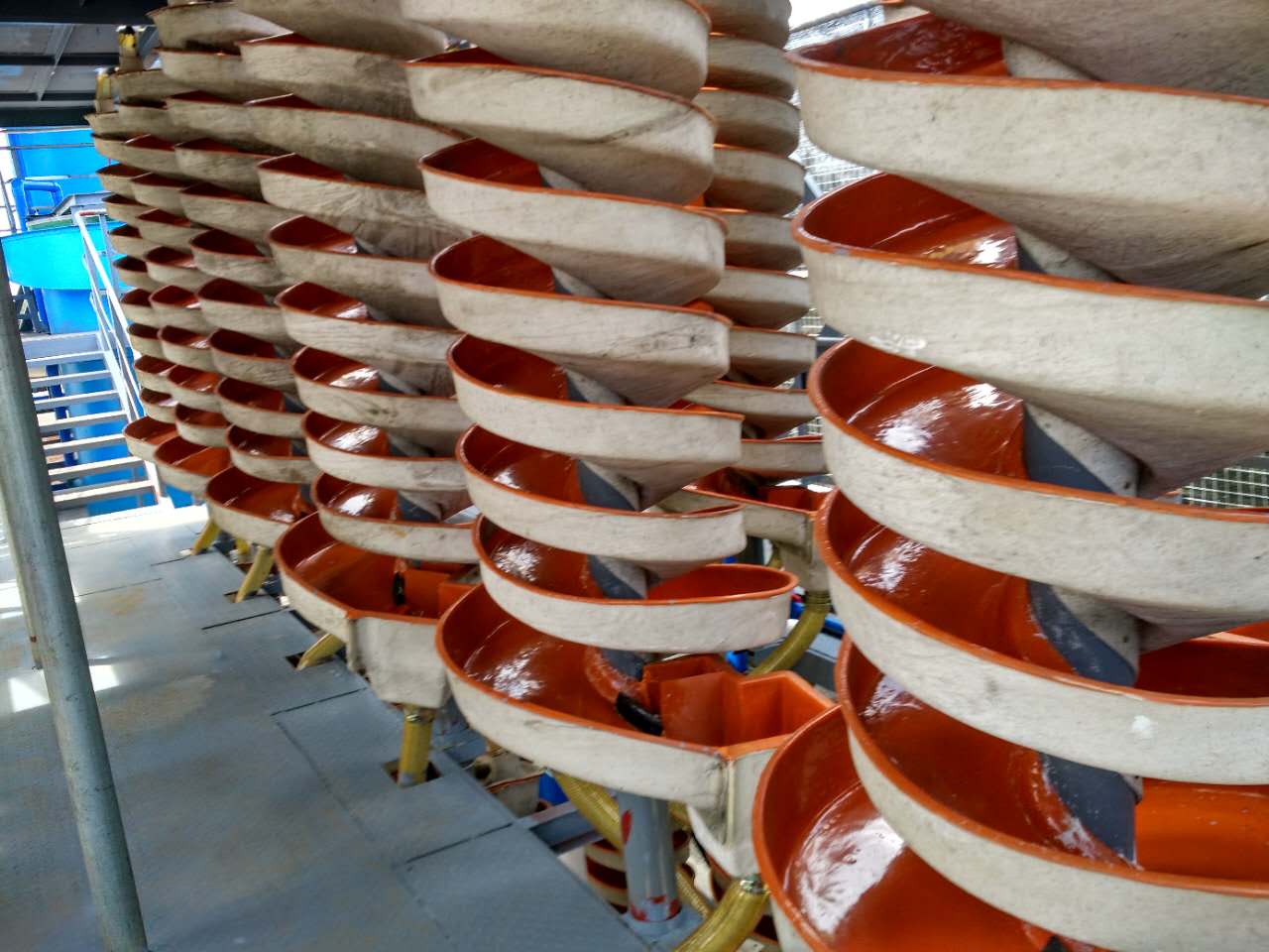 螺旋溜槽 廈門螺旋溜槽  螺旋溜槽廠家 ?？诼菪锊?  title=