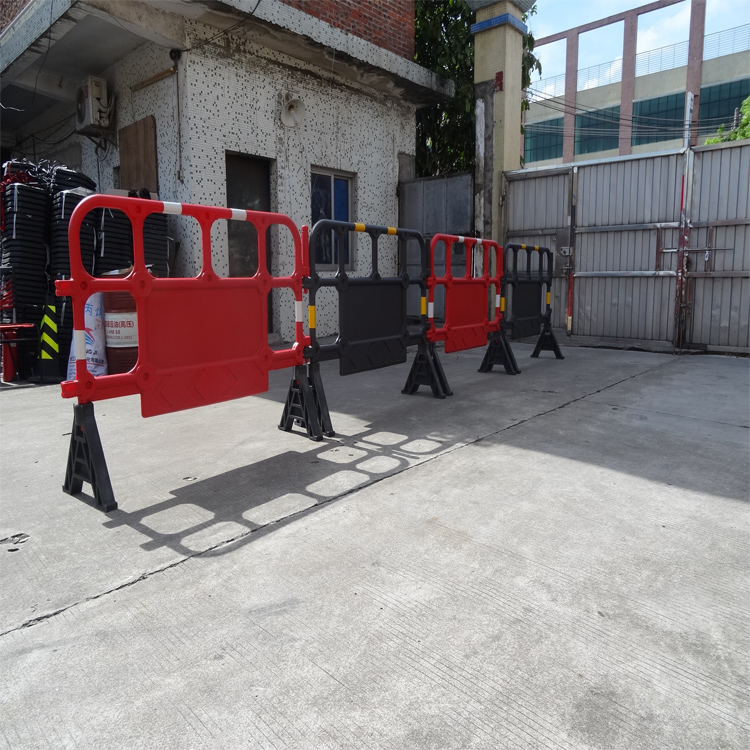 廠批發(fā)市政交通道路鐵馬移動(dòng)防護(hù)欄 PVC塑膠施工塑料護(hù)欄隔離圍欄
