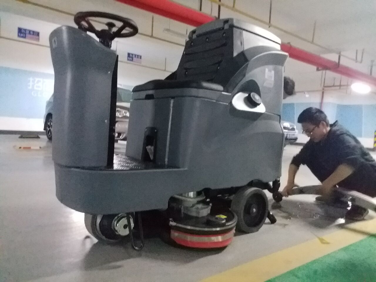 武漢小區(qū)地下車庫清洗用高美洗地機(jī)