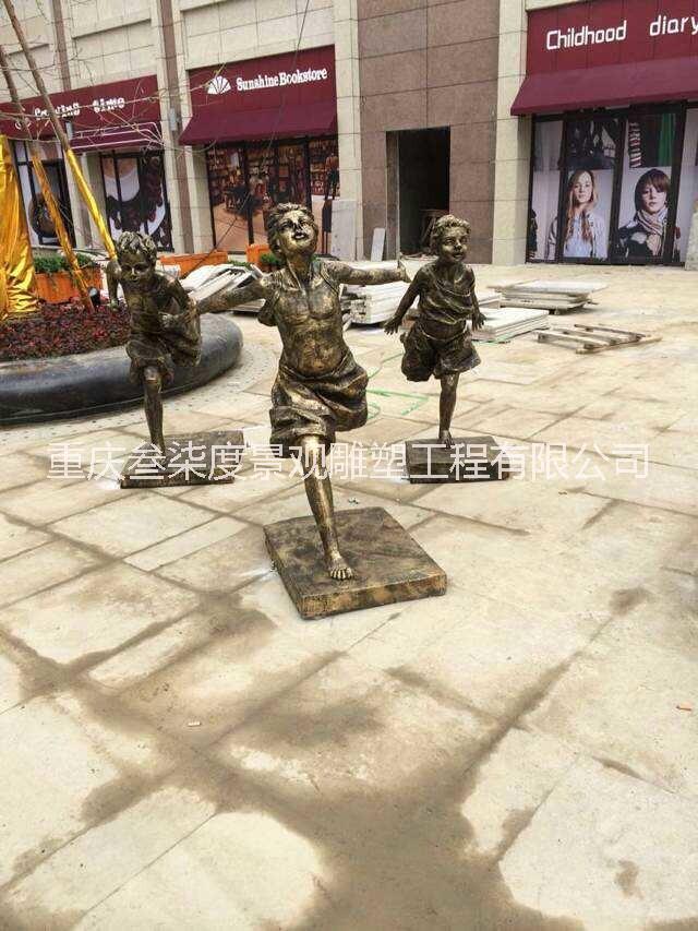 玻璃鋼仿銅雕塑現(xiàn)代人物小孩和狗童趣跑步玩耍步行街雕塑擺件 重慶景觀雕塑廠家定制步行街人物雕塑 步行街人物雕塑擺件