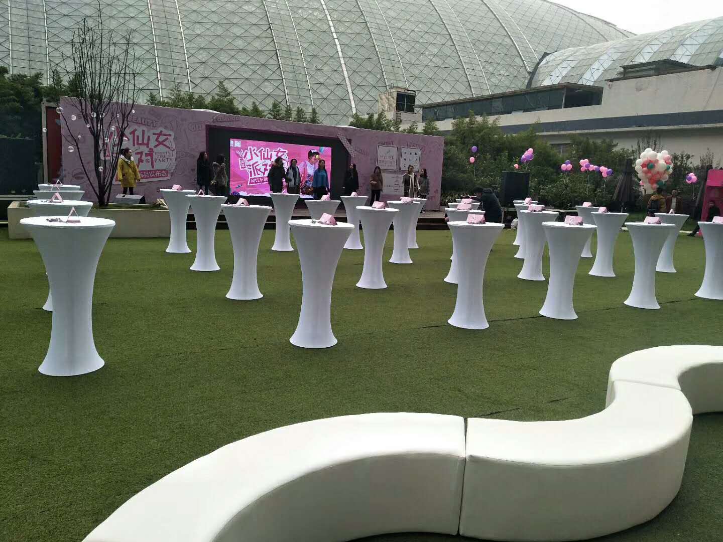 沙發(fā)桌椅租賃，成都展會家具，辦公家具，糖酒會會客桌椅租賃中心