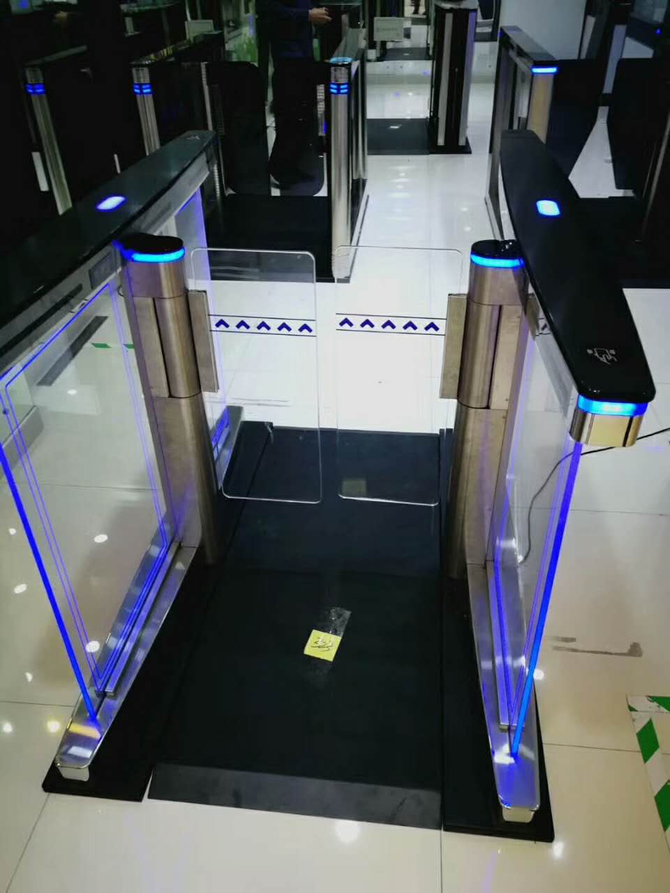 供應(yīng)西安閘機(jī)高端擺閘運(yùn)動(dòng)俱樂(lè)部高端寫字樓提供上門測(cè)量安裝服務(wù)  人行通道閘機(jī)擺閘