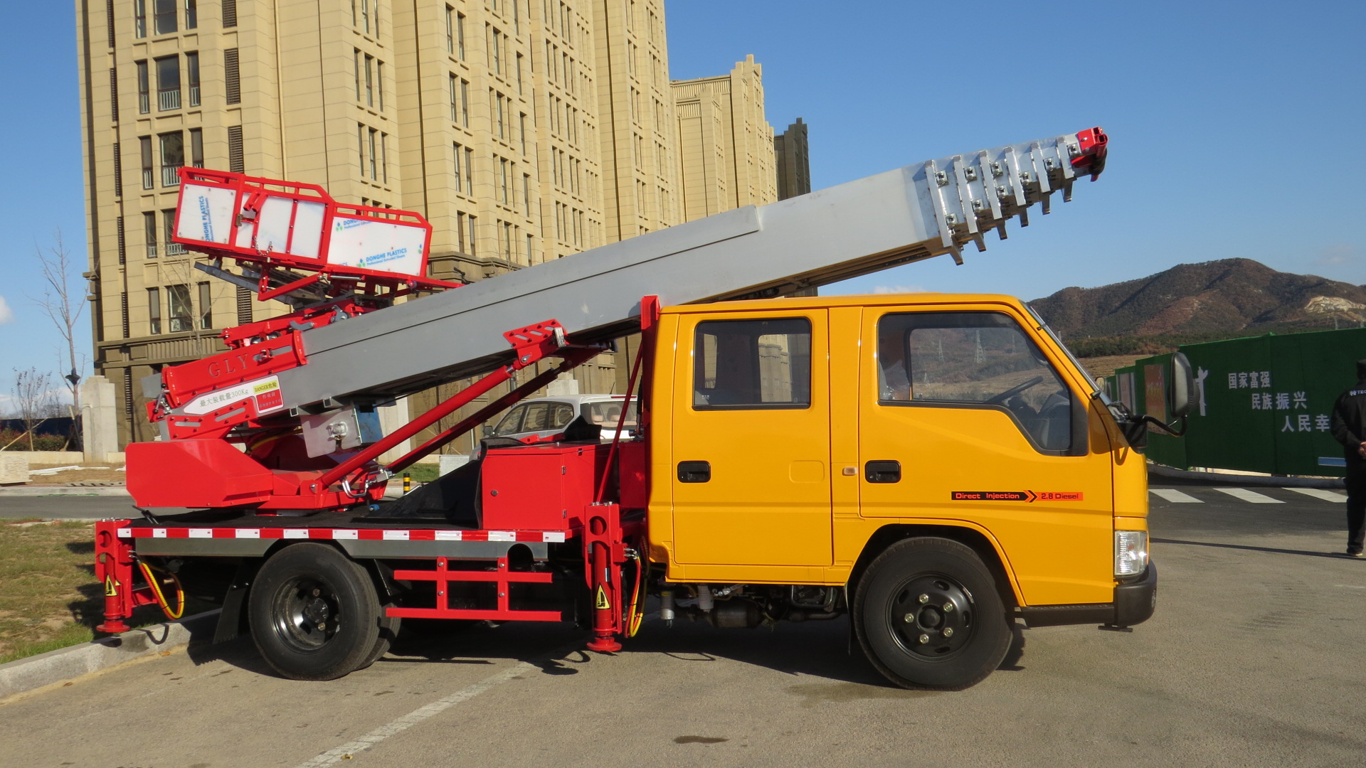 云梯搬家車樓層上料車高空運輸作業(yè)車 28米免購置稅非營運車！?。?  title=