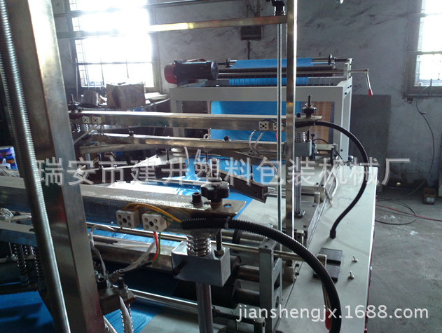 斜肩連卷掛衣袋制袋機(jī)