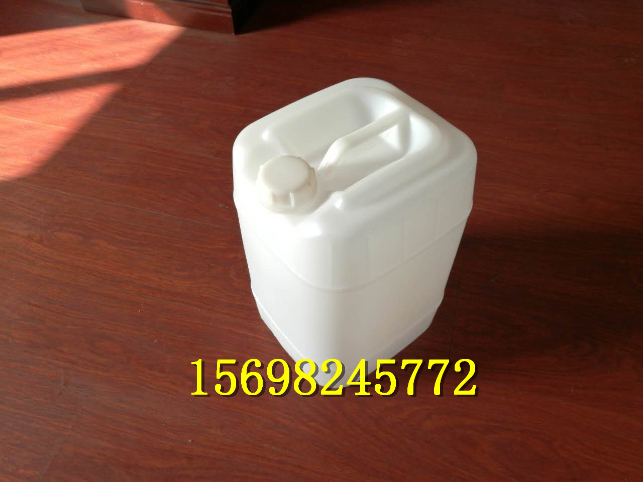 廠家直銷20公斤食品級(jí)塑料桶/20升酒桶/20升水桶帶水嘴塑料桶