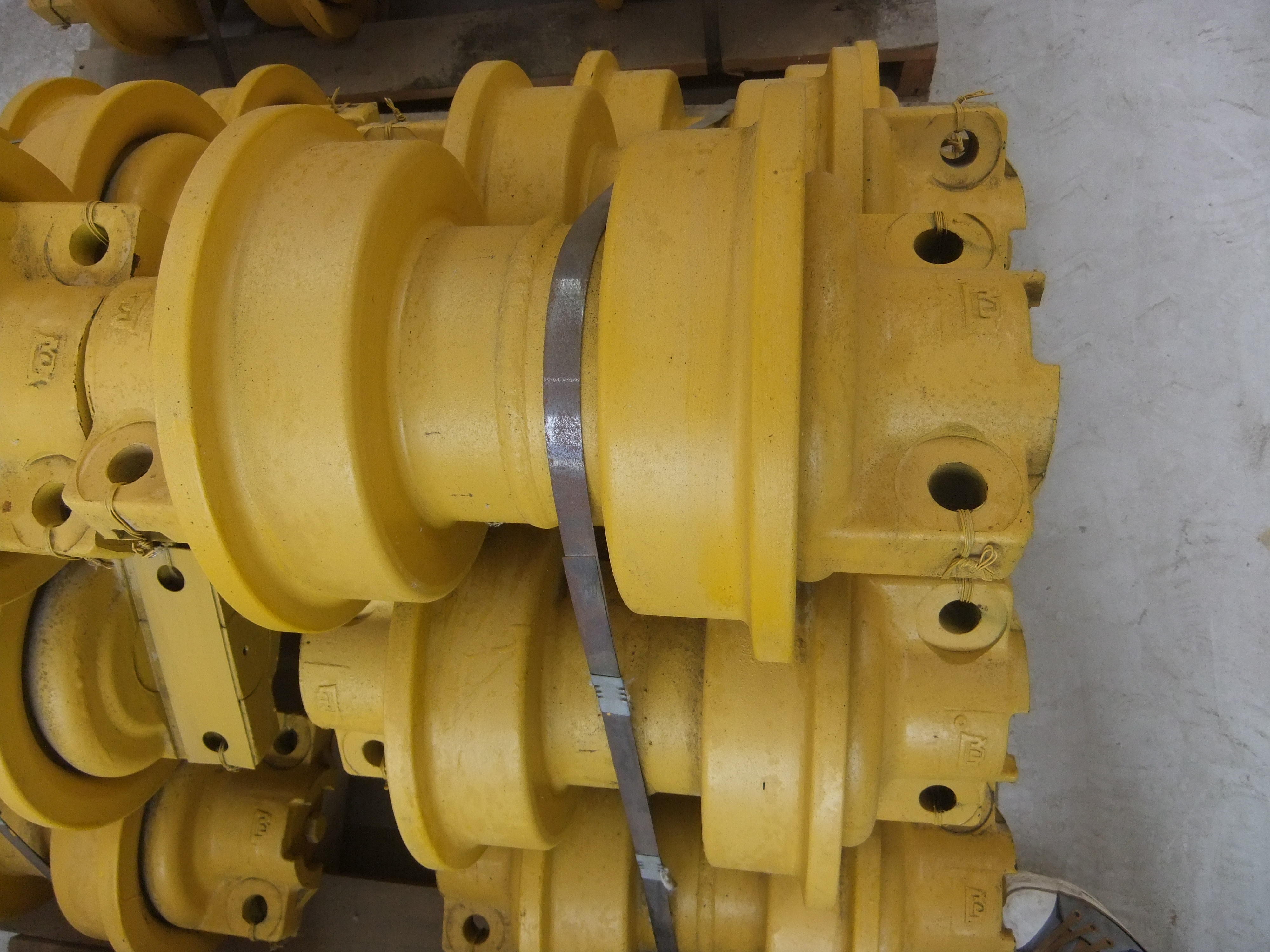 供應(yīng)推土機(jī)SD22雙邊支重輪