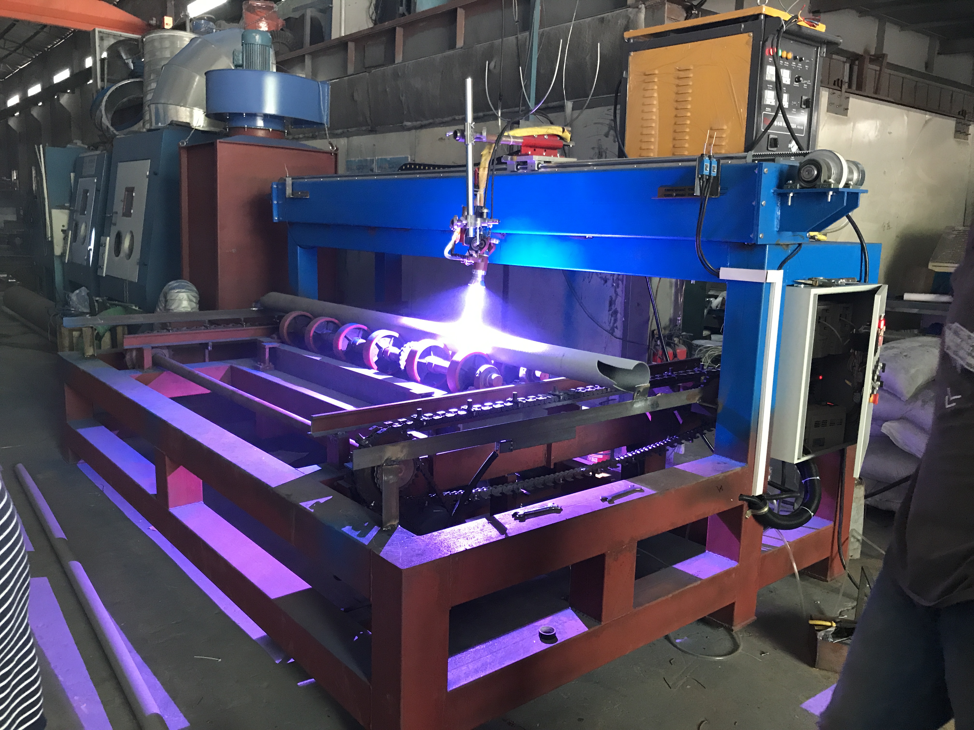 佛山榮高提供自動熱噴涂設備 自動鋼管燈架角鋼表面熱噴涂處理 自動熱噴涂機