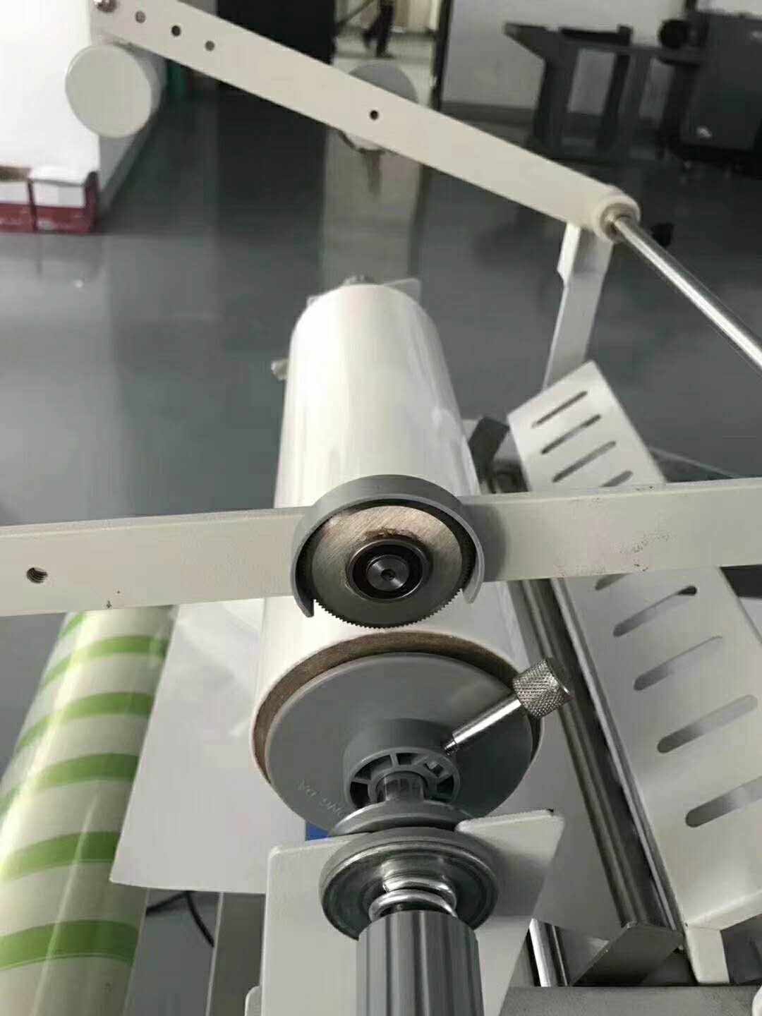 上海香寶XB-V18T防卷曲 收卷 分切刀覆膜機(jī)防卷曲收卷單雙面覆膜機(jī)
