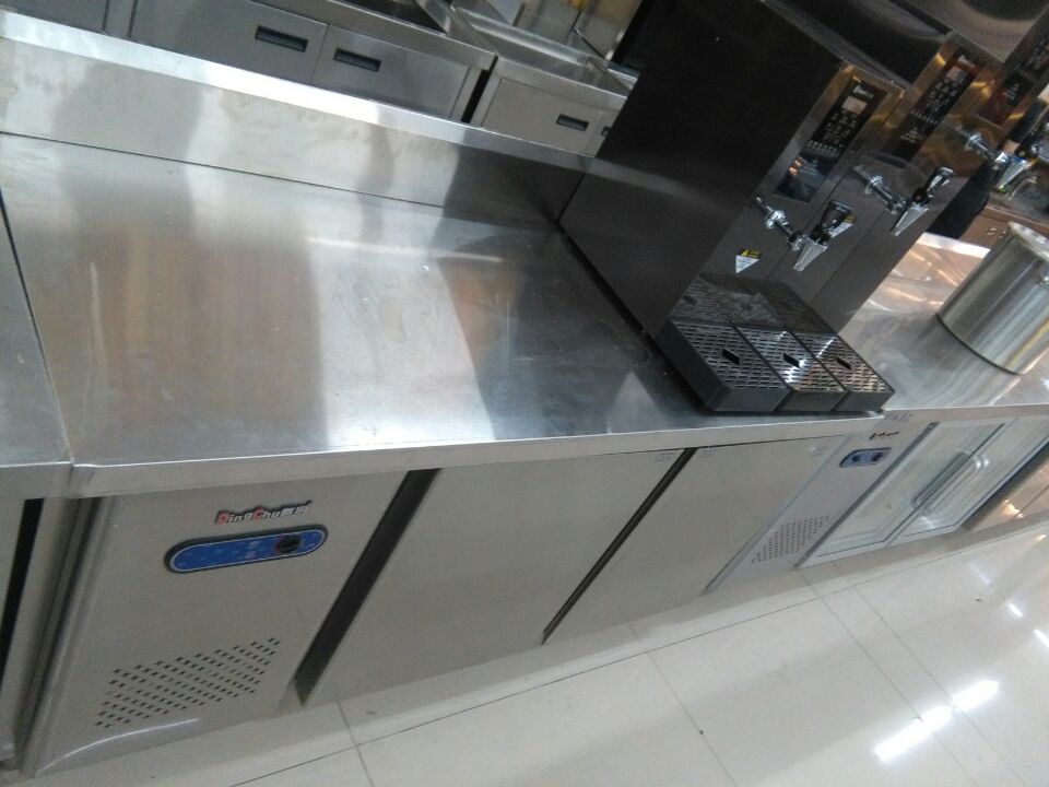 深圳茶飲咖啡操作臺(tái)廠家_供應(yīng)奶茶店制冰機(jī)水吧操作臺(tái)冷藏工作臺(tái)出批發(fā)