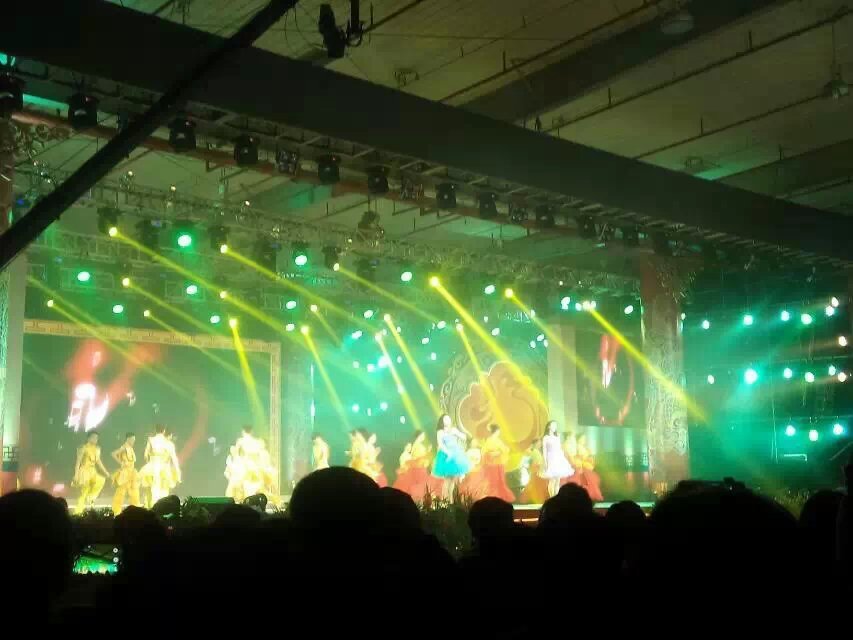 上?；顒游枧_布置公司