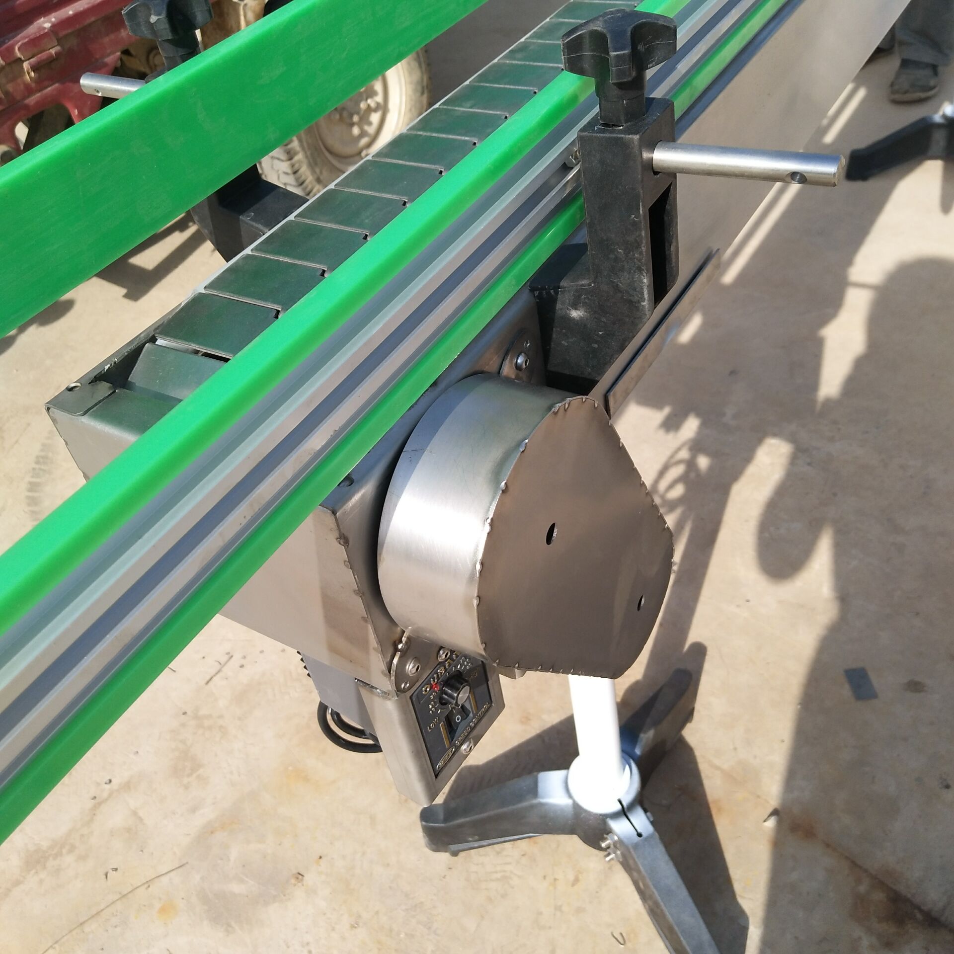 寧津卓遠廠家加工定制酒廠輸送機 平頂鏈板輸送機 輸送效率高