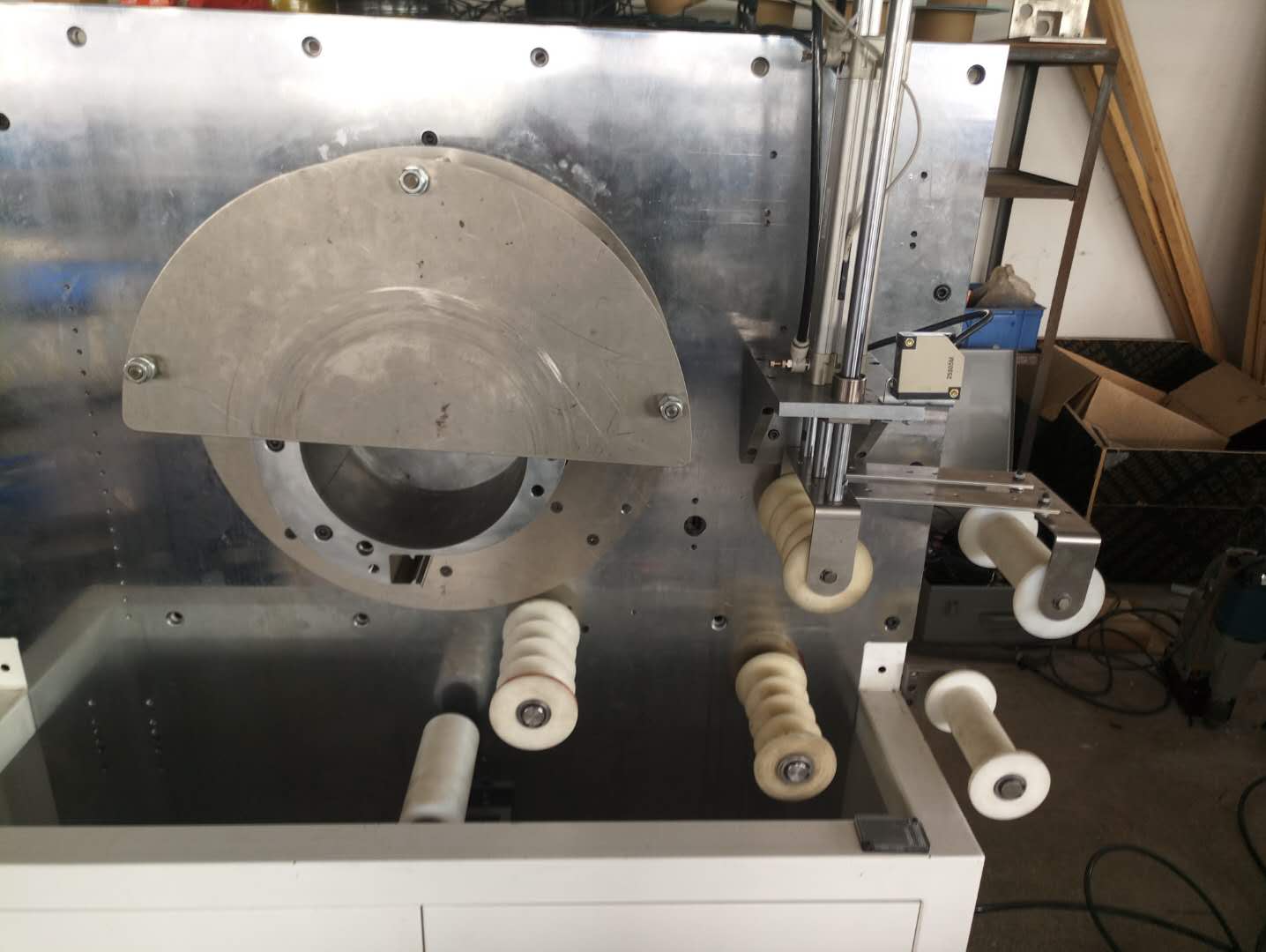 自動(dòng)盤管機(jī)生產(chǎn)廠家 自動(dòng)上連接管 可節(jié)省2-3個(gè)工人 省時(shí)省力省成本 連接管機(jī)器