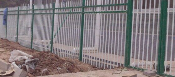 供應(yīng)鍍鋅噴塑護(hù)欄建筑護(hù)欄河道護(hù)欄 鍍鋅噴塑護(hù)欄廠家