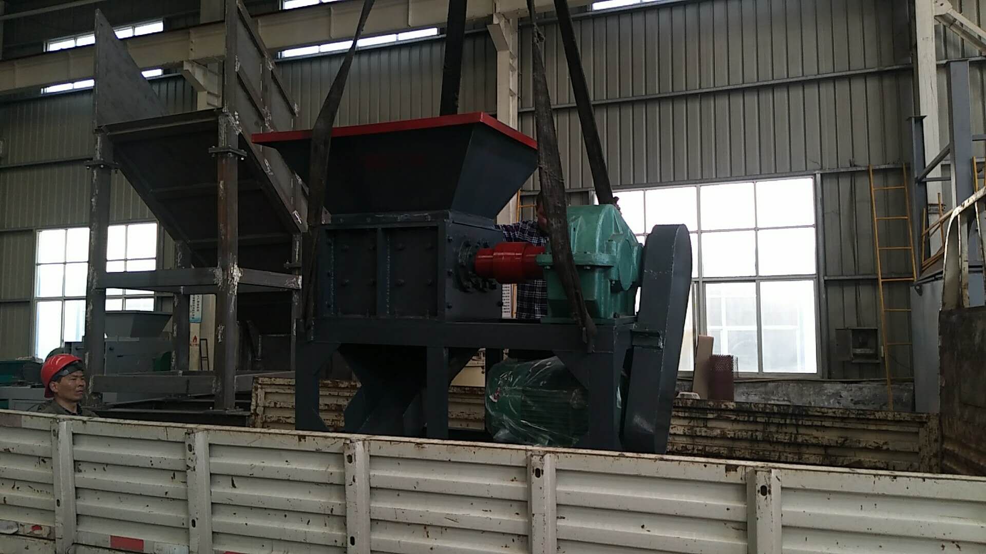 撕碎機(jī)抓住機(jī)遇解決廢舊資源再生問