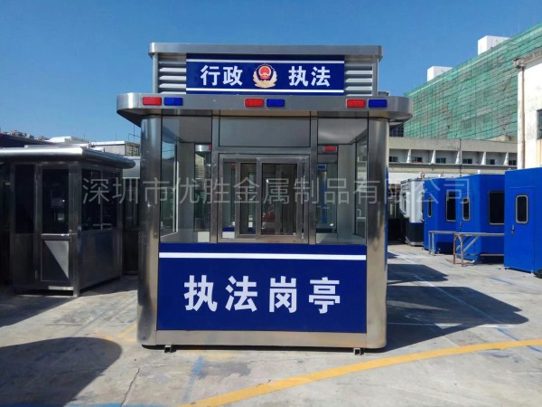治安崗?fù)な巧钜估镆槐K溫暖的燈