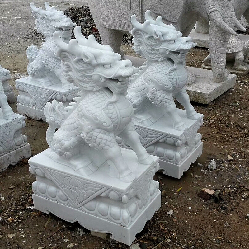 漢白玉石雕麒麟現(xiàn)貨/麒麟雕刻鎮(zhèn)宅石雕麒麟/晚霞紅雕塑