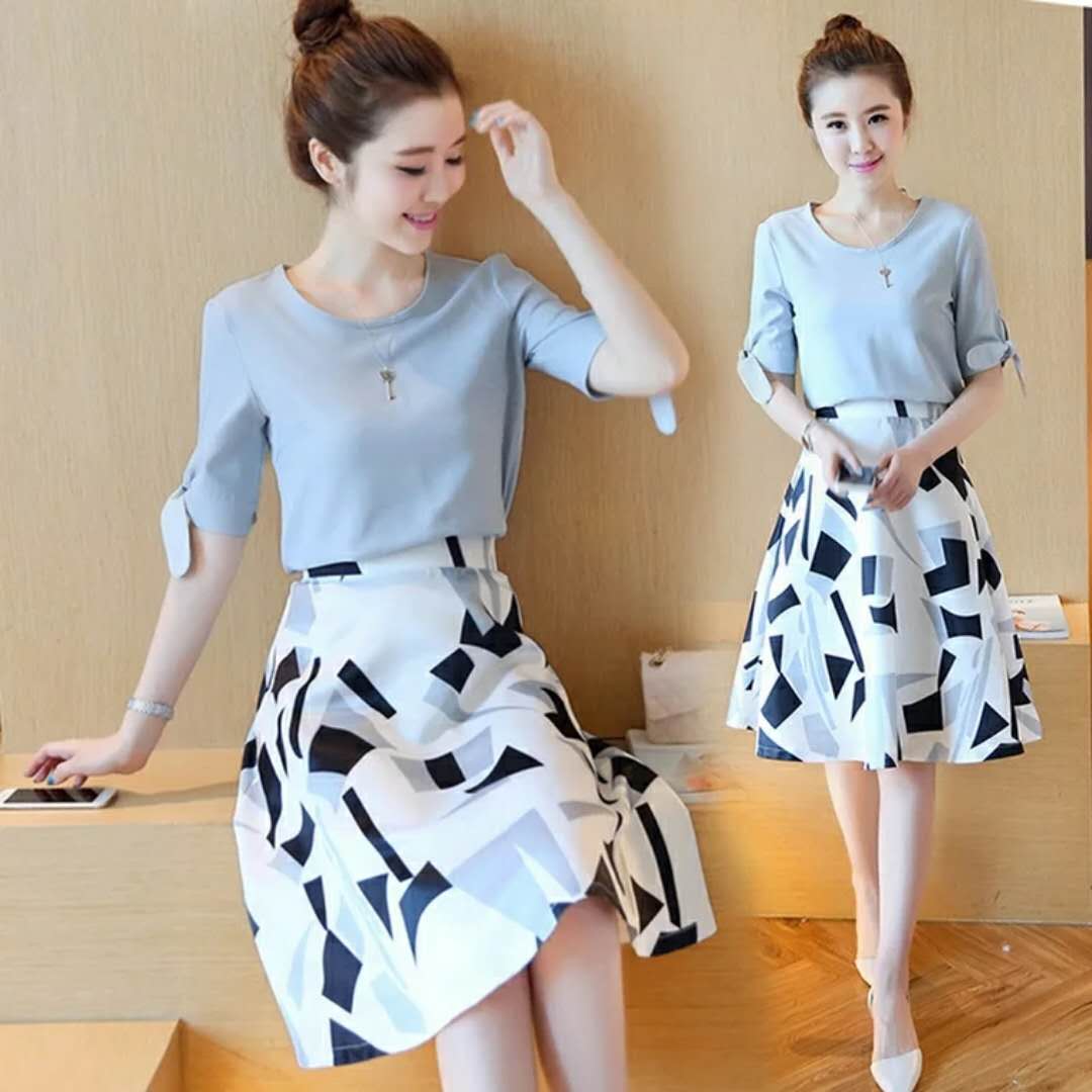 大量現(xiàn)貨庫存3元女裝T恤服裝批