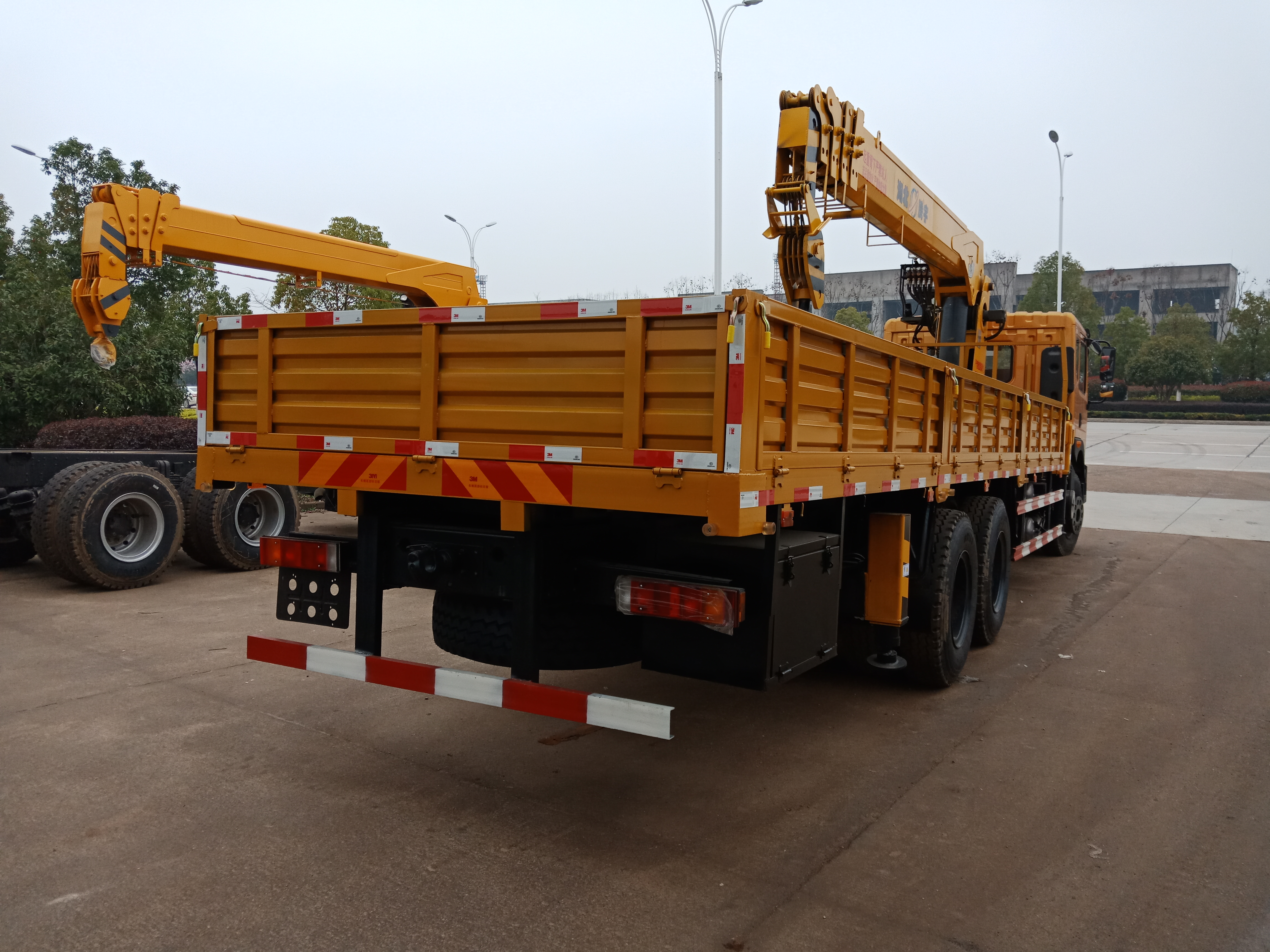 東風(fēng)福瑞卡藍牌隨車吊*出售