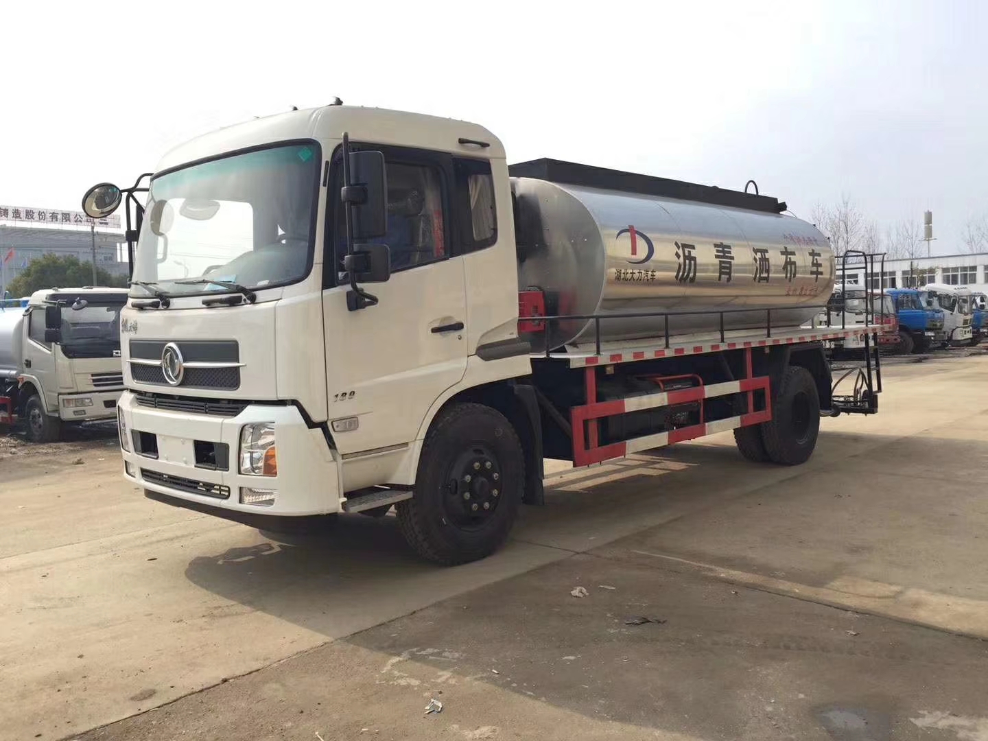 供應(yīng)湖北瀝青灑布車廠家直銷_湖北瀝青灑布車報(bào)價(jià)_湖北瀝青灑布車供應(yīng)商 瀝青灑布車