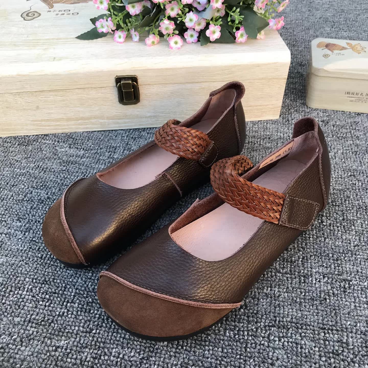 廣州女鞋工廠批發(fā)生產(chǎn)2018新款外貿(mào)手工復(fù)古真皮女鞋原創(chuàng)民族風(fēng)休閑舒適牛皮女鞋支持混批代理一件代發(fā)