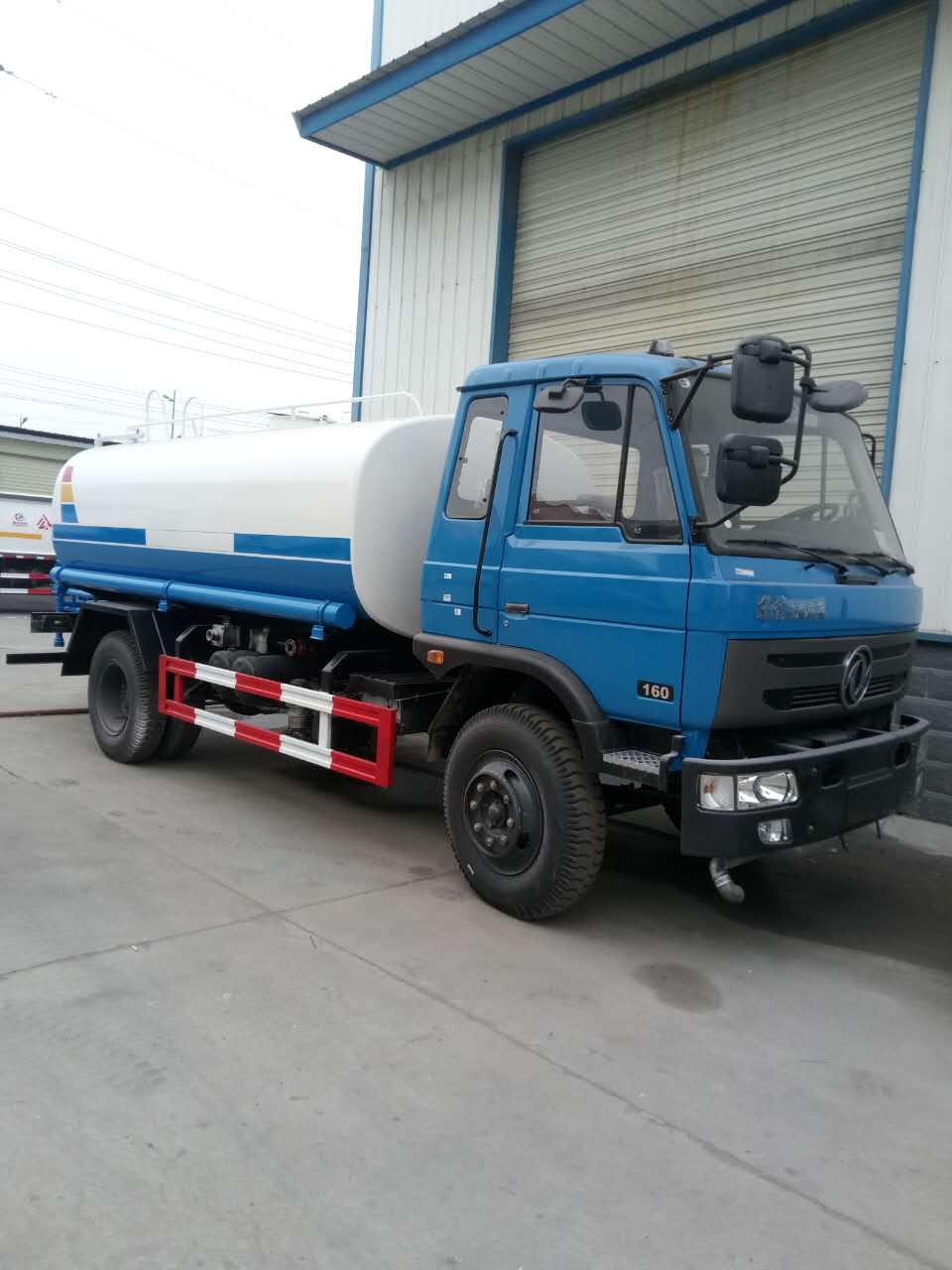 園林綠化東風(fēng)平頭153灑水車價(jià)格/康明斯190馬力發(fā)動(dòng)機(jī)廠家報(bào)價(jià)