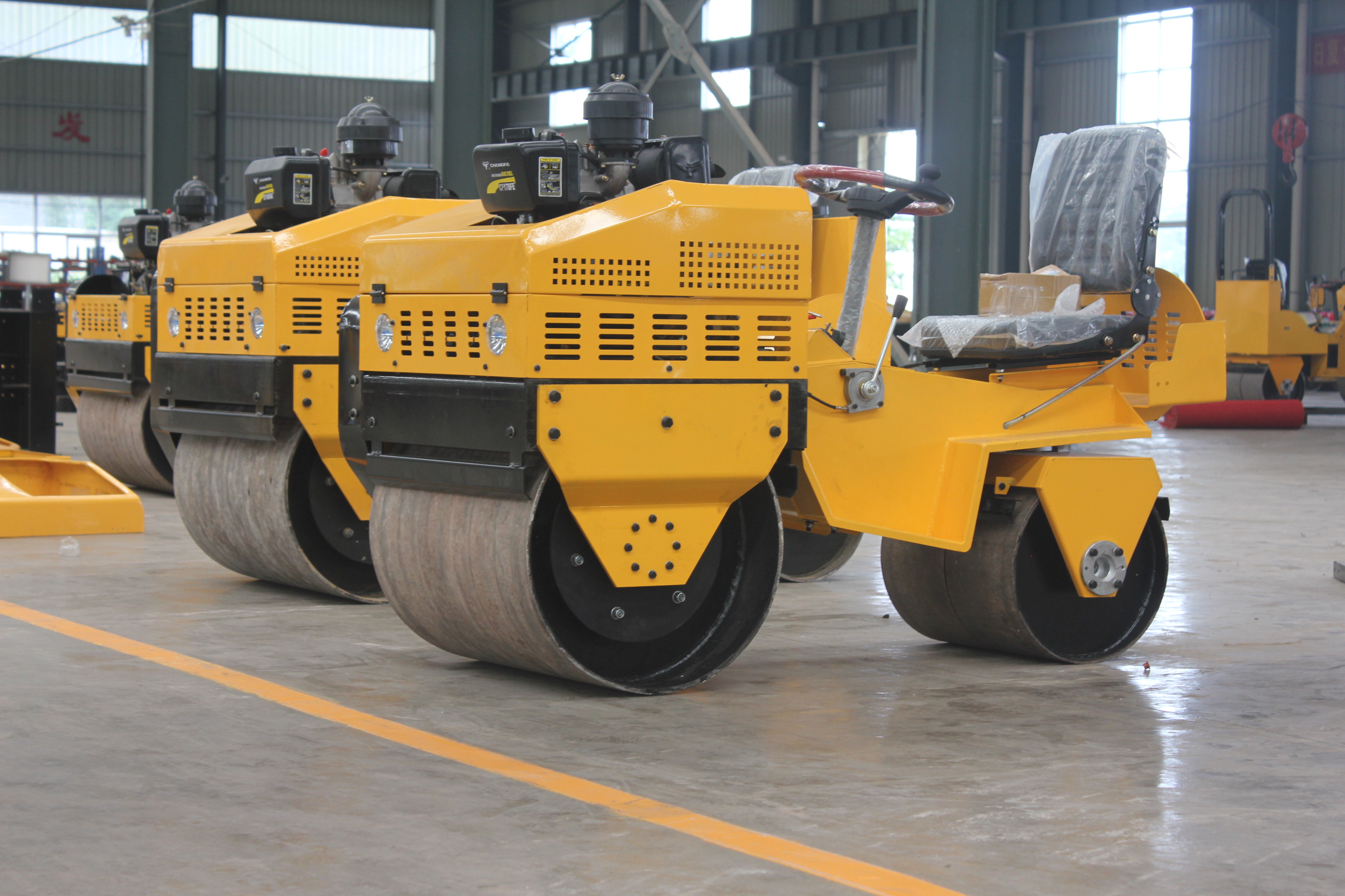 小型雙鋼輪座駕式壓路機(jī)有3個(gè)輪寬規(guī)格，歡迎來購(gòu)