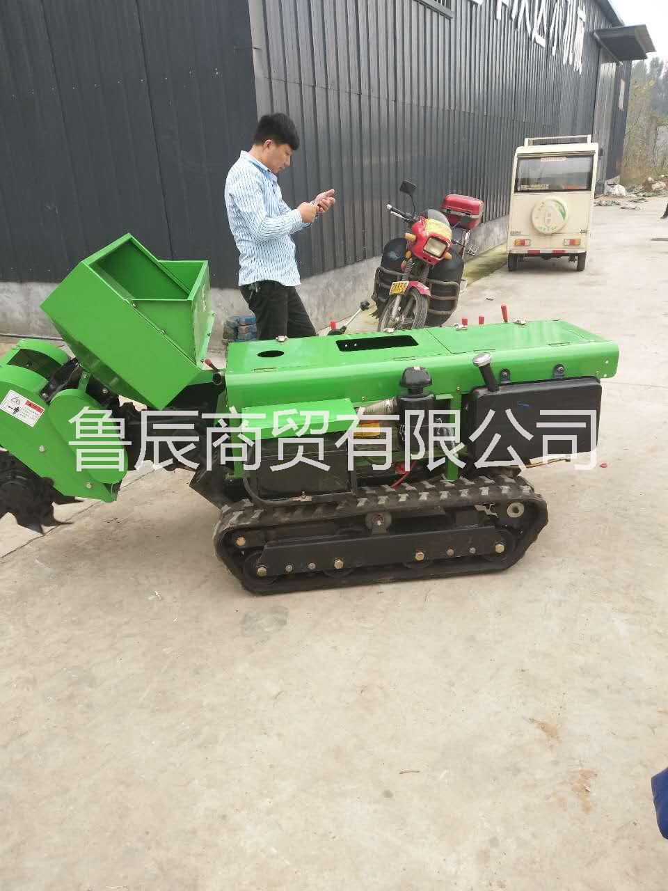 履帶30型開溝施肥機(jī) 梨樹樹下自動(dòng)填土施肥機(jī)多少錢一臺(tái)