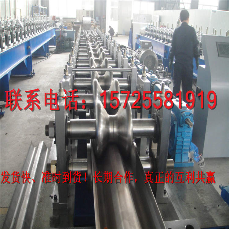 護(hù)欄板波形護(hù)欄板廠家直銷高速護(hù)欄 噴塑鍍鋅板抗腐蝕性強(qiáng)
