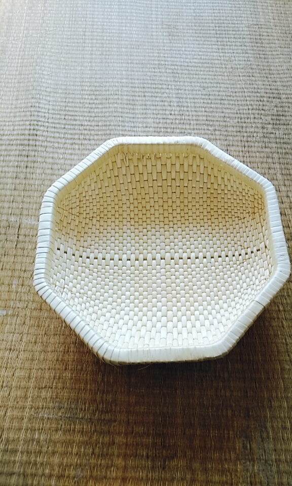 大量生產(chǎn)供應(yīng)*柳編工藝品——八角笸籮