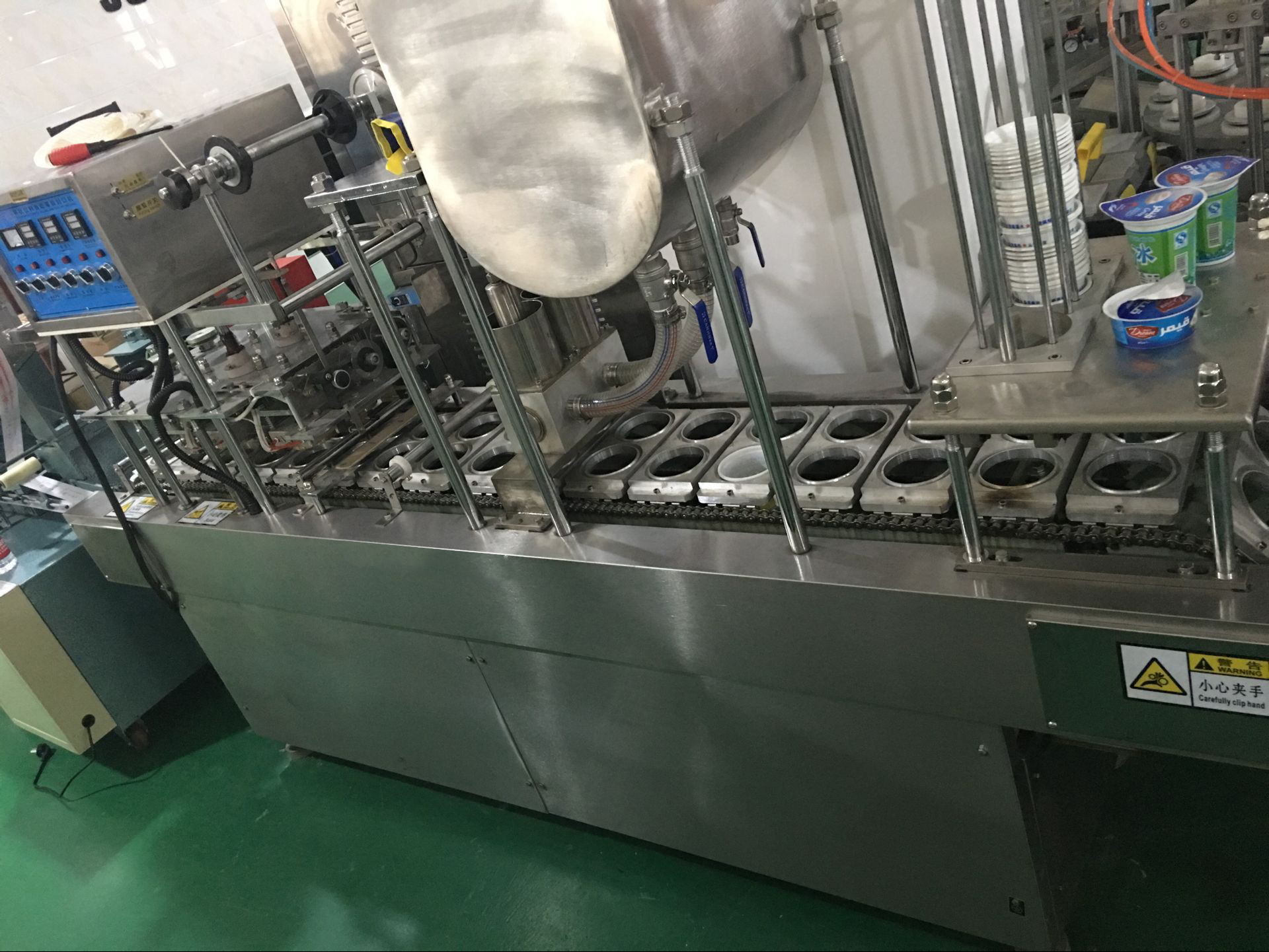 18款設(shè)備客家佬豆腐花灌裝封口機(jī) 八寶粥灌裝封口機(jī) 全自動灌裝封口機(jī)價格