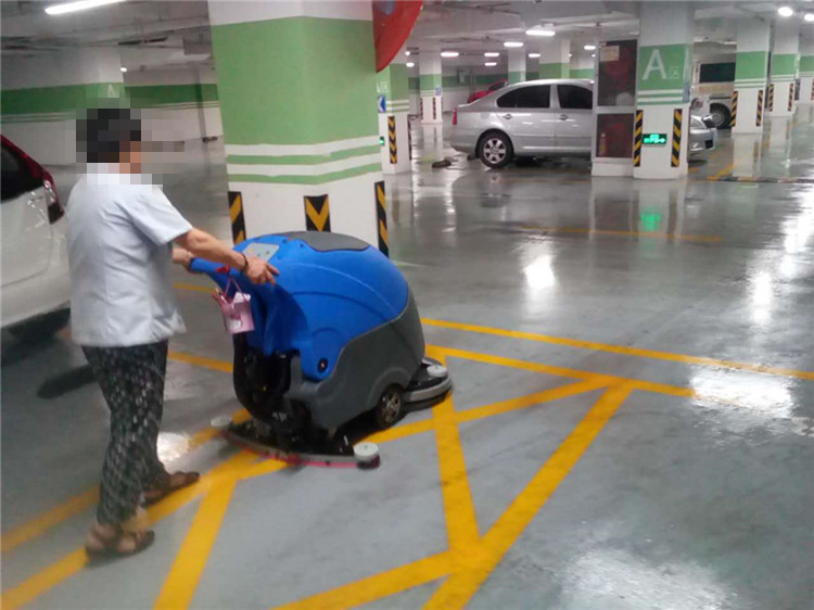 手推小巧洗地機(jī)  柳寶LB-50B小巧手推式停車場(chǎng)超市洗地機(jī)