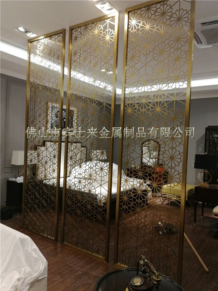 賓士來鏤空鈦金不銹鋼屏風(fēng)定制、歐式客廳屏風(fēng)定制效果圖