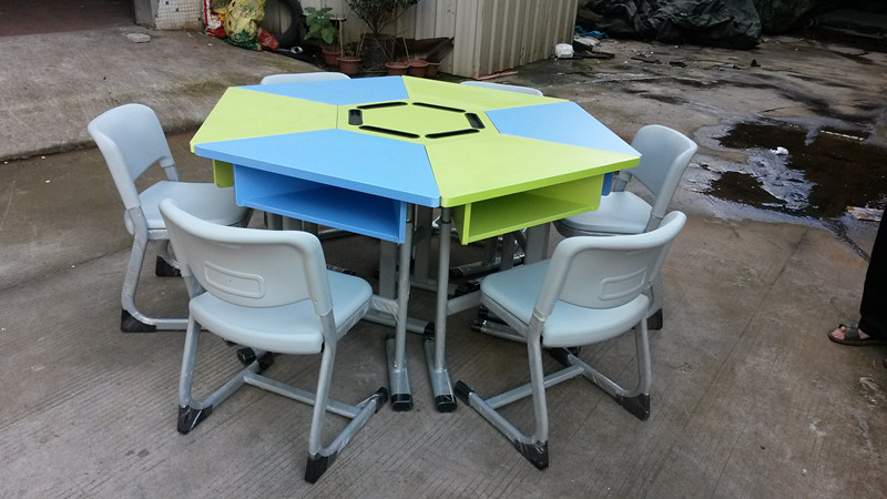 廠家直銷中小學(xué)生彩色梯形組合課桌椅六邊形拼接學(xué)習(xí)桌