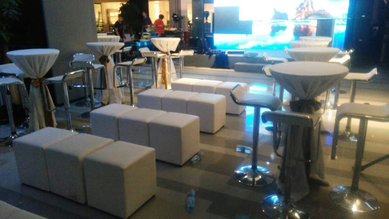 深圳土司凳長條沙發(fā)皮凳*嘉賓矮皮凳白條皮條凳出租賃 深圳土司凳出租